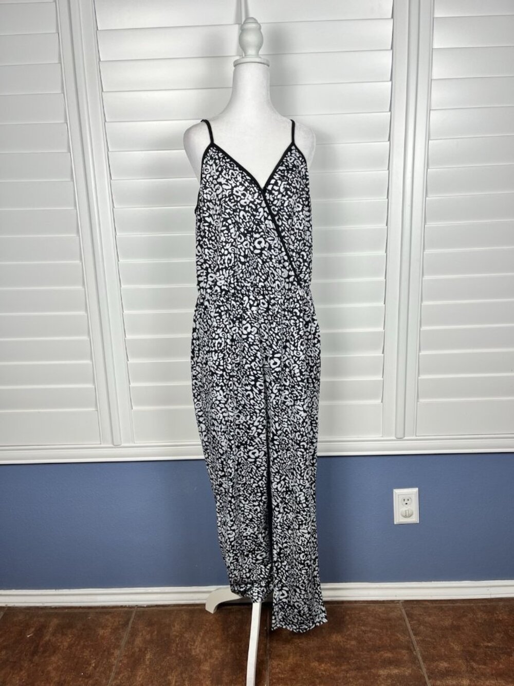 Women’s XL Black White Animal Print Wrap Front Jumpsuit straight Leg Adjustable